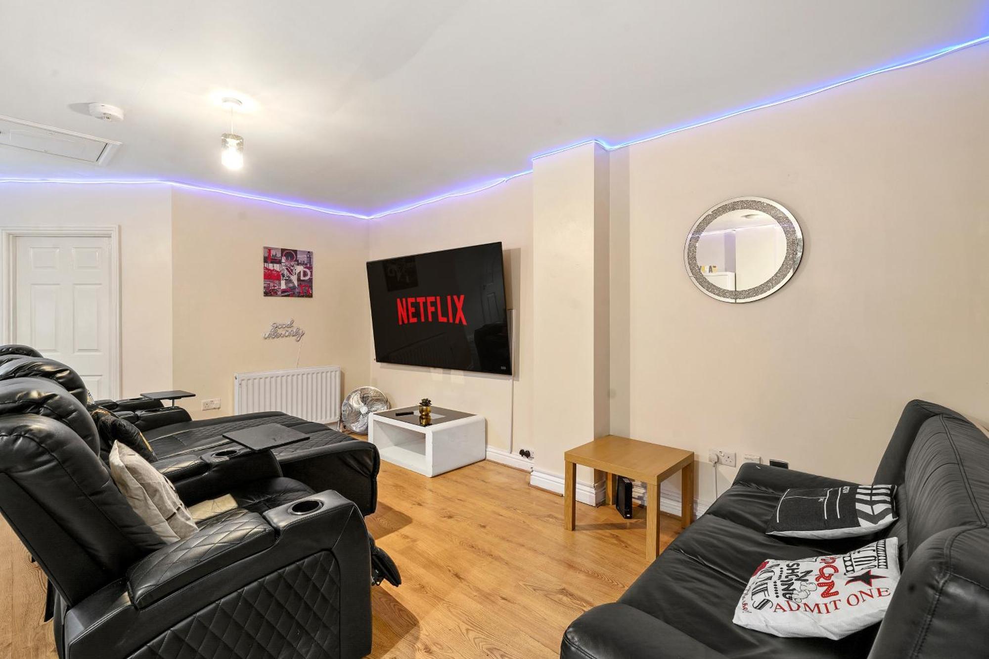 Lt Properties Unique Bungalow Style Spacious One Bedroom Apartment In Luton Town Centre Super Size Round Bed Netflix Exterior photo